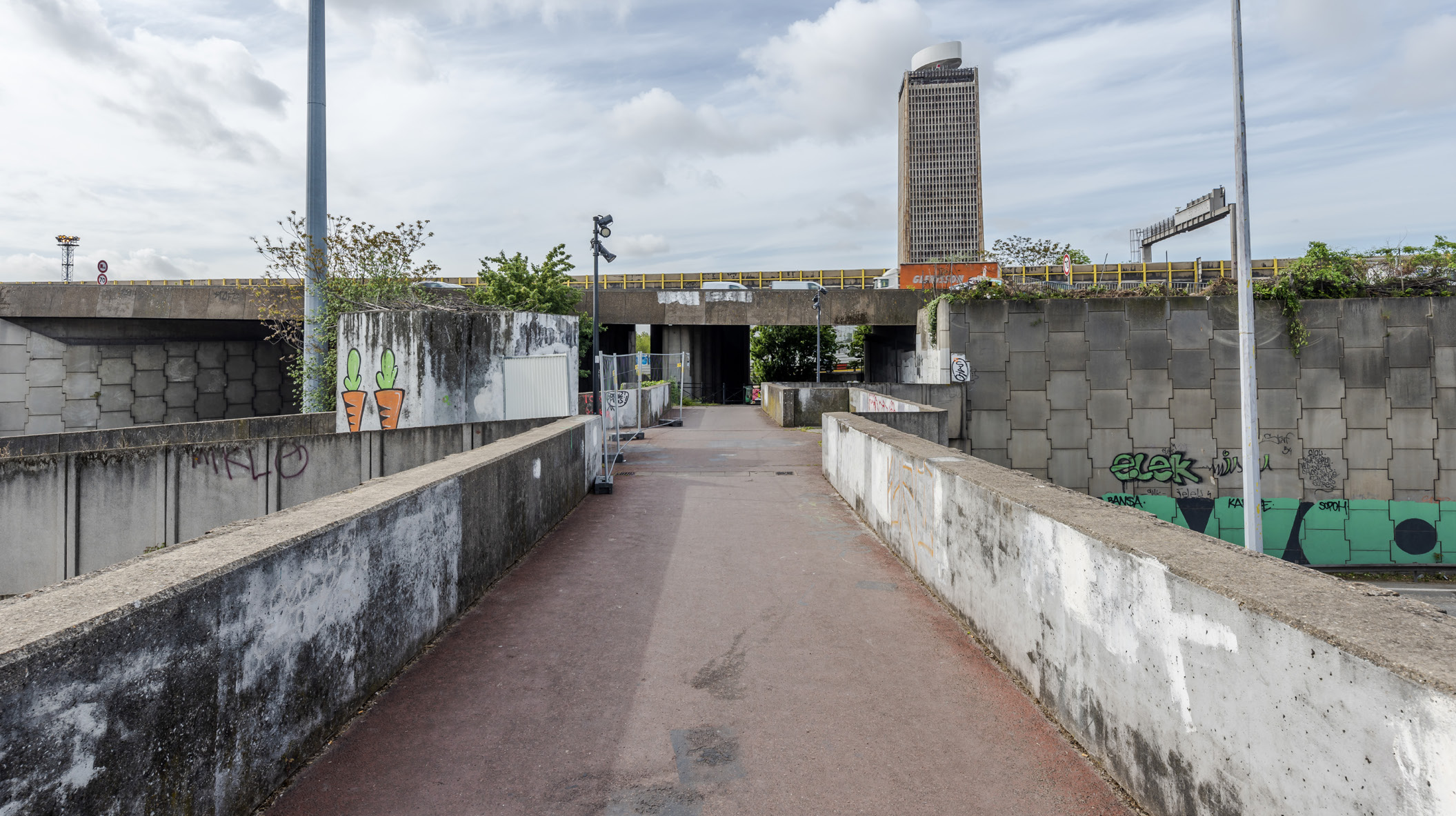 Vue de l’ancienne passerelle piétonne détruite 