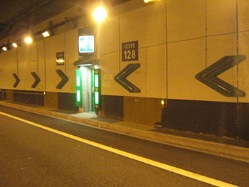 Trois signaux lumineux : flèches lumineuses, flashs, faisceau de lumière blanche au-dessus de la porte Trois signaux lumineux : flèches lumineuses, flashs, faisceau de lumière blanche au-dessus de la porte